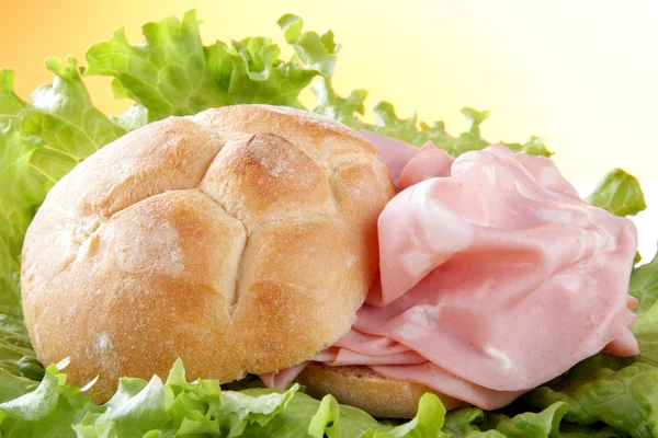 Sandwich mit Bolognakäse — Stockfoto