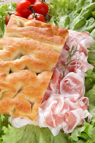 Closeup focaccia whit bacon end cheese on the green salad — Stock Photo, Image