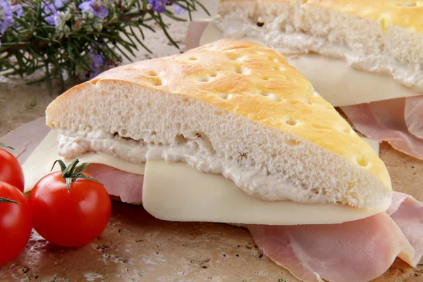 Sandwichpanfocaccia mit Salami-Speck-Käse-Tomate — Stockfoto