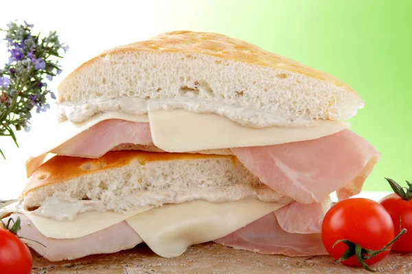 Sandwichpanfocaccia mit Salami-Speck-Käse-Tomate — Stockfoto