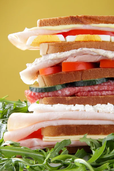 Sandwiches mit Salami Speck Eier Käse Tomate — Stockfoto