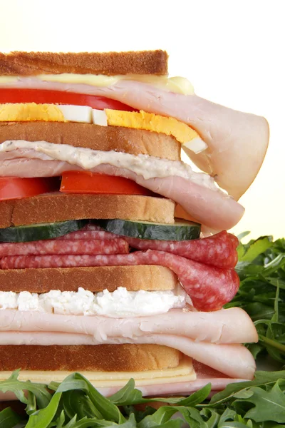 Sandwich mit Salami-Speck-Käse-Tomate — Stockfoto