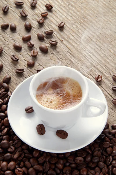 Expresso xícara de café e feijão — Fotografia de Stock
