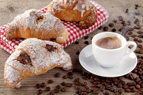 Expresso coffee cup and croissants with chocolate cream — Stock Photo, Image
