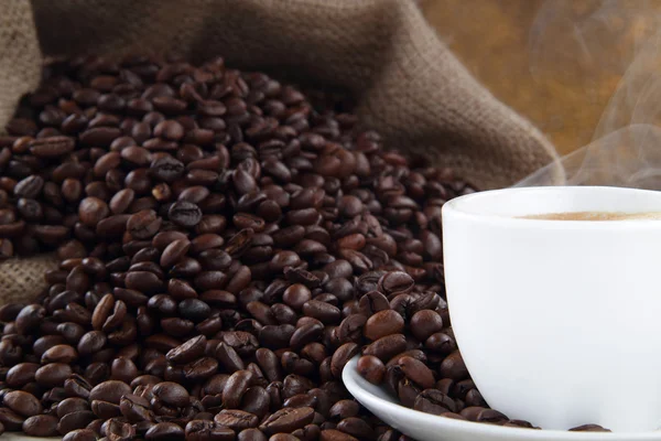 Expresso xícara de café e feijão — Fotografia de Stock