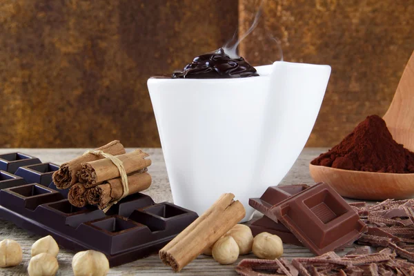Zusammensetzung Lebensmittel mit Schokoladentasse auf dem Tisch — Stockfoto