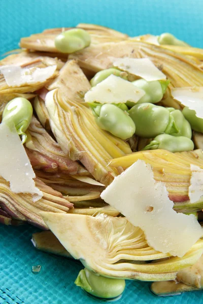 Alcachofas, habas y parmesano — Foto de Stock