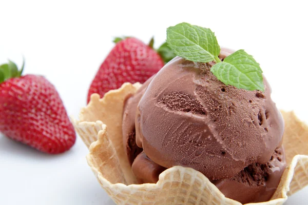 Beyaz arka planda çikolatalı dondurma. — Stok fotoğraf