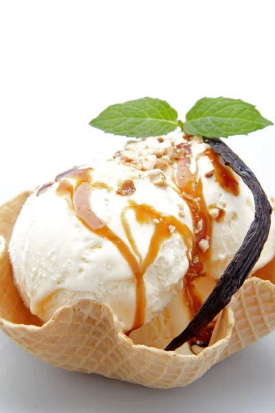 Vanilková zmrzlina na bílém pozadí — Stock fotografie