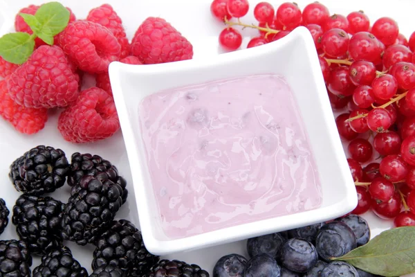 Йогурт с ягодами клубники на белом фоне — стоковое фото