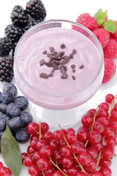 Jogurt z truskawki jagody na białym tle — Zdjęcie stockowe