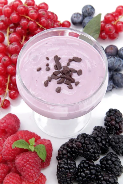 Йогурт с ягодами клубники на белом фоне — стоковое фото
