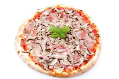 Pizza jambon sonu mantar beyaz zemin üzerine