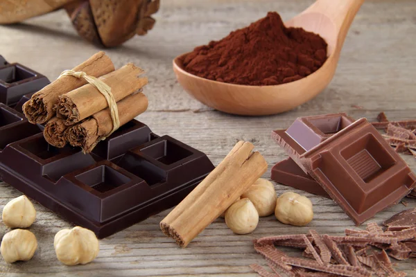 Zusammensetzung Lebensmittel mit Schokolade Kakao Haselnuss auf dem Tisch — Stockfoto