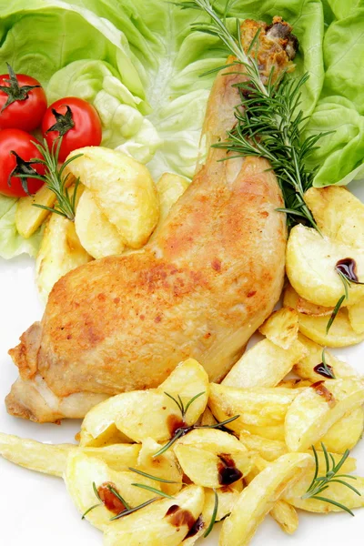 Pollo asado aislado y patatas en el plato — Foto de Stock