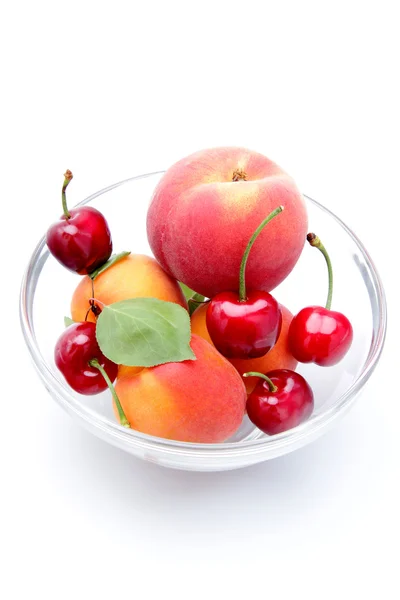 Frutas frescas pêssegos damascos cerejas sobre fundo branco — Fotografia de Stock