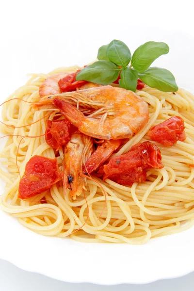 Spaghetti med räkor på en vit bakgrund — Stockfoto
