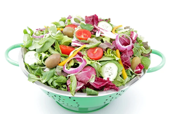 Gemischter Salat mit Zwiebeln, Tomaten auf weißem Hintergrund — Stockfoto