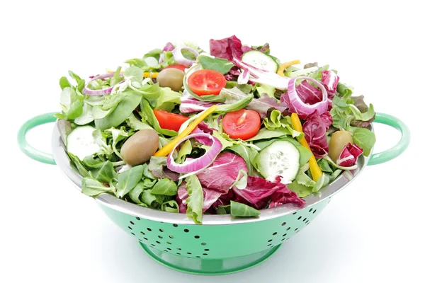 Gemischter Salat mit Zwiebeln, Tomaten auf weißem Hintergrund — Stockfoto