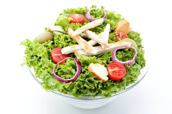 Beyaz arka plan üzerinde tavuk ile karışık salata — Stok fotoğraf