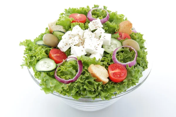 Salada mista com feta e tomate sobre fundo branco — Fotografia de Stock