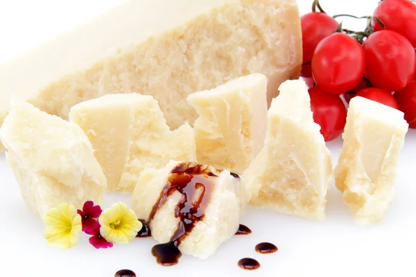 Beyaz zemin üzerine parmesan peyniri slivers — Stok fotoğraf