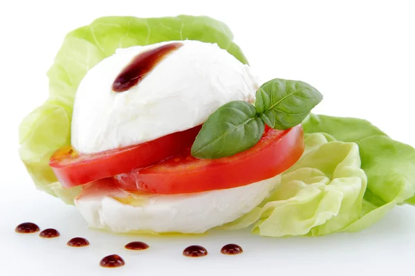 Mozzarella och tomat med droppar balsamvinäger på vit bakgrund — Stockfoto