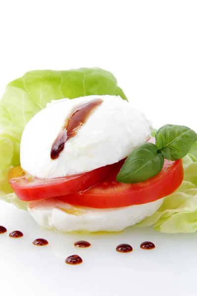 Mozzarella und Tomate mit Balsamico-Tropfen auf weißem Hintergrund — Stockfoto