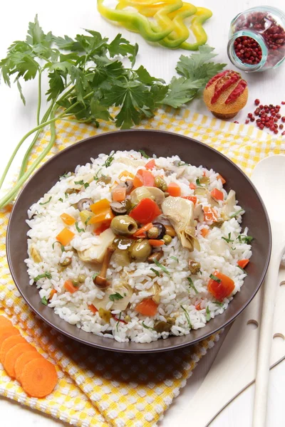 Салат из риса с овощами в оливковом масле — стоковое фото