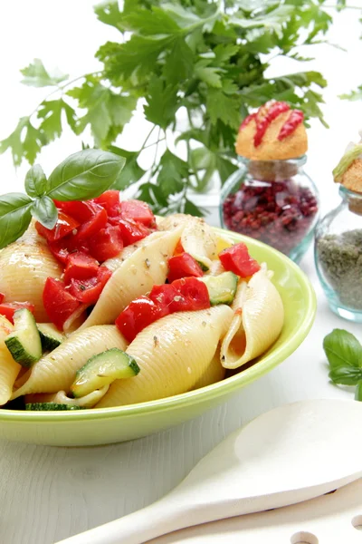 Shell pasta med tomat och zucchini — Stockfoto