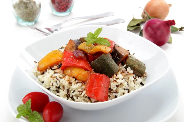 Wilde rijst met groenten in tomaat worstjes — Stockfoto