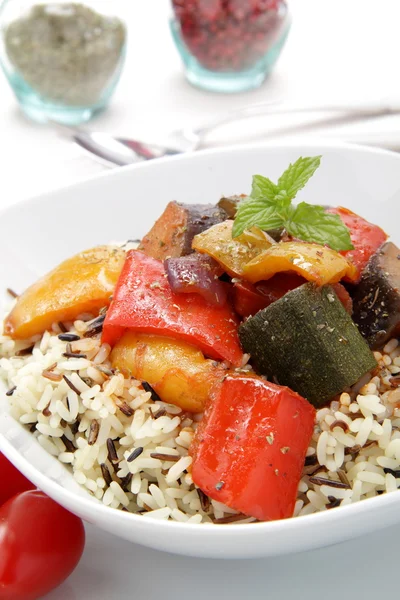 Wilde rijst met groenten in tomaat worstjes — Stockfoto
