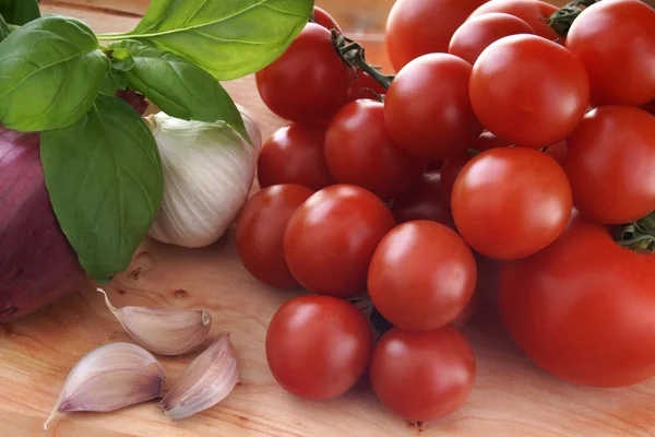 Typisch mediterranes Essen mit Brot Knoblauch Tomaten und Basilikum — Stockfoto