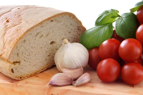 Typowa śródziemnomorska odrobina chleb czosnek pomidor koniec bazylia — Zdjęcie stockowe
