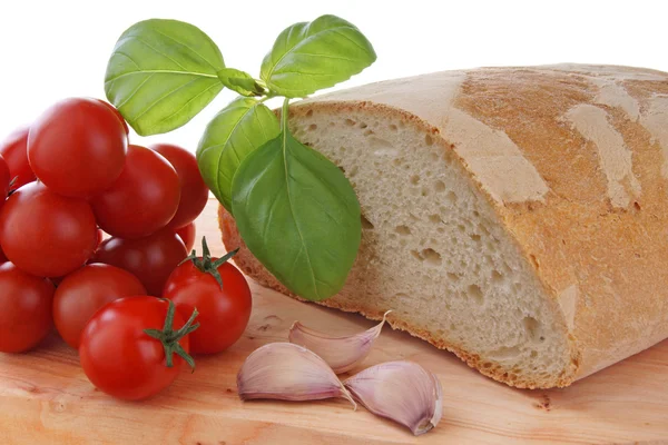 Typical mediterranean food whit bread garlic tomato end basil — Stock Photo, Image