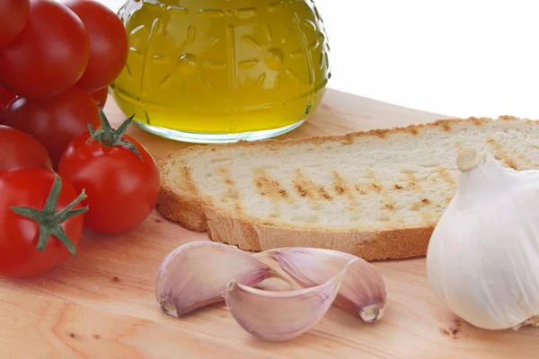 Typické středomořské jídlo drobet chléb česnek rajčata konec bazalka — Stock fotografie