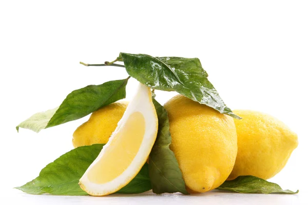 Beyaz zemin üzerine limon — Stok fotoğraf