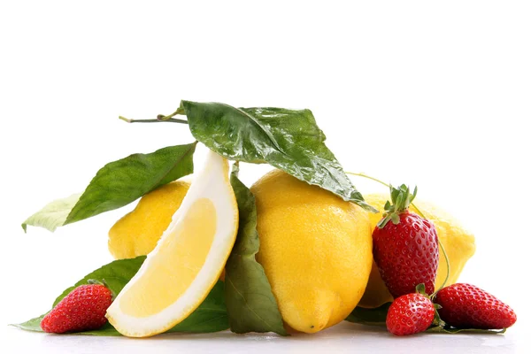 Limon ve beyaz zemin üzerine starwberries — Stok fotoğraf