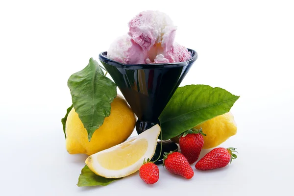 Icecream whit Lemon and starwberries — Stock Photo, Image