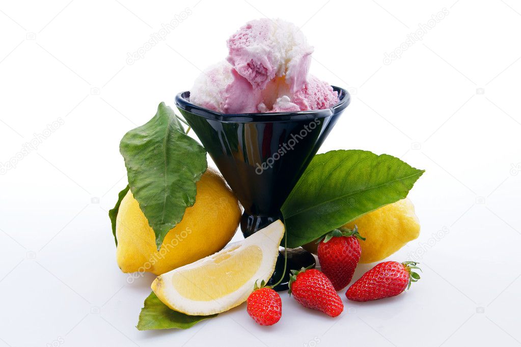 Icecream whit Lemon and starwberries