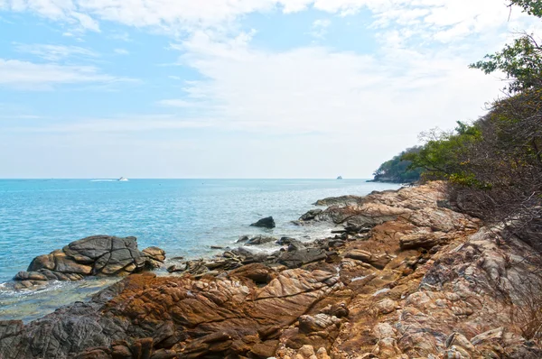 Vista da praia de pedra da ilha — Fotografia de Stock