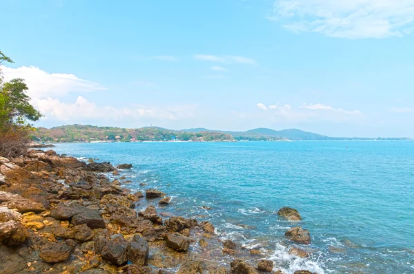 Uitzicht vanaf de stenen strand van het eiland — Stockfoto