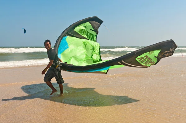 Kitesurfen oder Kite-Board, Wassersport — Stockfoto