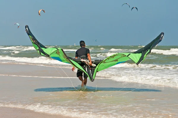 Kitesurfen oder Kite-Board, Wassersport — Stockfoto