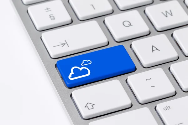 Teclado con botón azul que muestra el icono de computación en nube Fotos de stock libres de derechos