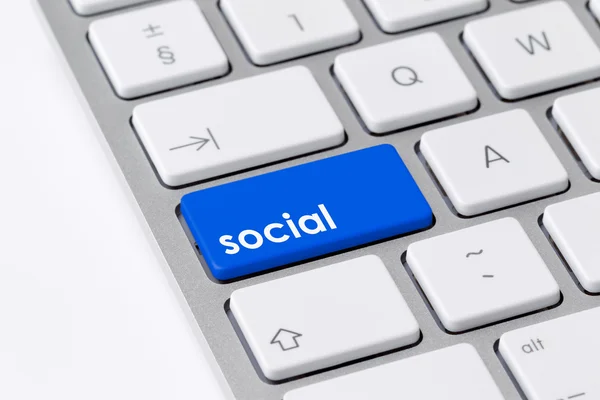Teclado com botão azul único mostrando a palavra "social" " — Fotografia de Stock