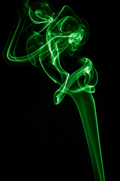 Abstrakt grön röka-liknande form på svart bakgrund — Stockfoto