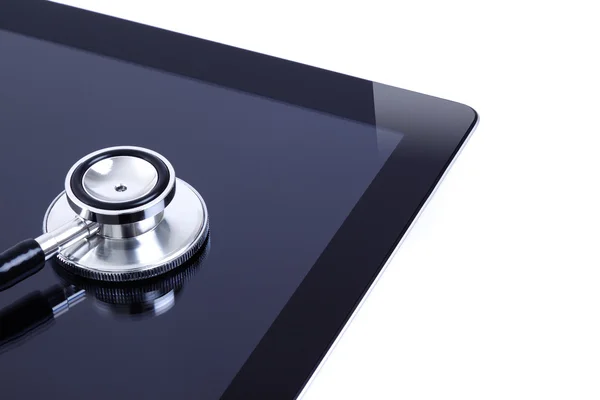Digitale Tablette mit Stethoskop isoliert auf weiß lizenzfreie Stockbilder
