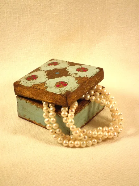 Collar de perlas blancas en una caja vieja Fotos de stock libres de derechos