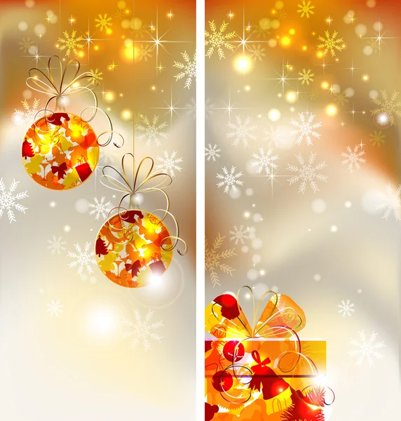 Set aus zwei Grußkarten mit hellem Weihnachtshintergrund mit zwei Abendkugeln und Geschenk — Stockvektor